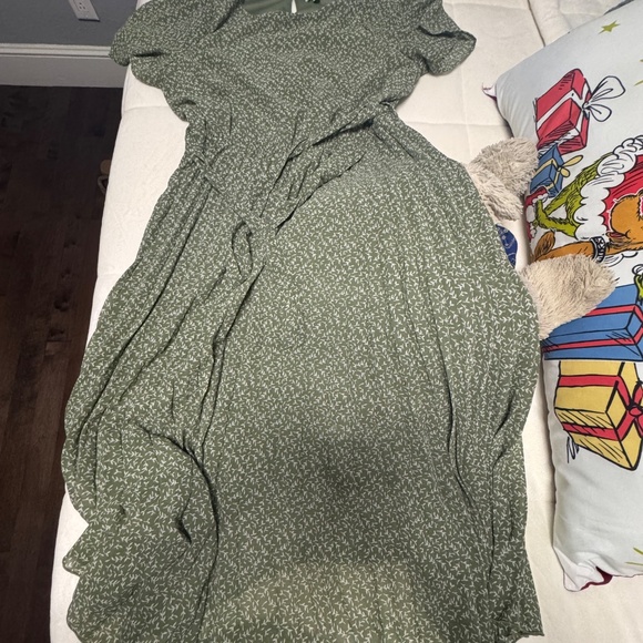 Light Olive Leaf Print Pleated Maternity Midi Dress - Picture 6 of 6